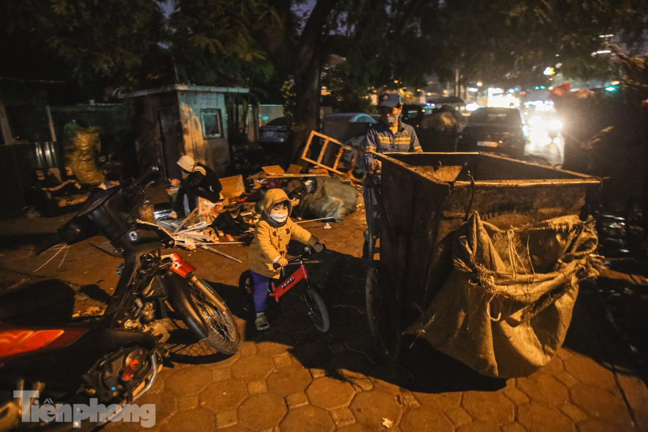 Cứ 15h mỗi ngày, chị Phạm Thị Lan (31tuổi, nhân viên vệ sinh môi trường thuộc tổ môi trường số 8, Công ty TNHH MTV Môi trường Đô thị Hà Nội) lại đèo con trai 2 tuổi (tên thân mật là Thóc) trên chiếc xe đạp cũ từ chỗ thuê trọ tại làng Vạn Phúc đến điểm tập kết rác ở đầu con ngõ nhỏ trên đường Kim Mã. Hành trình của hai mẹ con sẽ tiếp tục bằng công việc thu gom rác và kéo dài đến tận nửa đêm. Cứ 15h mỗi ngày, chị Phạm Thị Lan (31tuổi, nhân viên vệ sinh môi trường thuộc tổ môi trường số 8, Công ty TNHH MTV Môi trường Đô thị Hà Nội) lại đèo con trai 2 tuổi (tên thân mật là Thóc) trên chiếc xe đạp cũ từ chỗ thuê trọ tại làng Vạn Phúc đến điểm tập kết rác ở đầu con ngõ nhỏ trên đường Kim Mã. Hành trình của hai mẹ con sẽ tiếp tục bằng công việc thu gom rác và kéo dài đến tận nửa đêm.