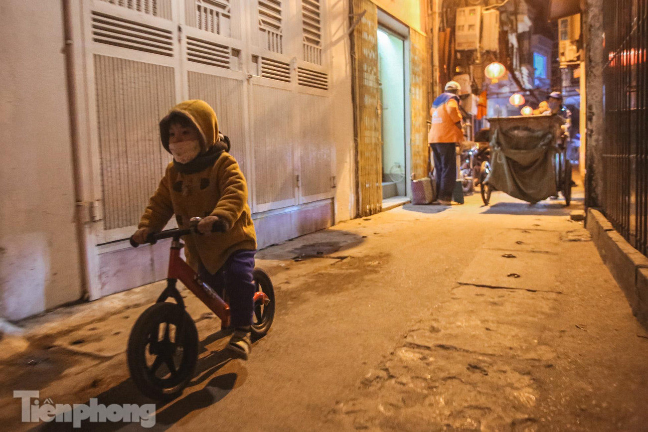 Chị Lan nghẹn lời khi nhắc tới gia đình. Vốn là mẹ đơn thân phải nuôi cậu con trai nay đã 16 tuổi mắc chứng suy giảm trí nhớ chỉ học hết lớp xóa mù chữ, năm 2019, chị quen một người đàn ông rồi sinh bé Thóc. Những tưởng hạnh phúc đã mỉm cười với mình nhưng rồi 2 người cũng không có duyên vợ chồng nên chị Lan lại phải một mình nuôi con. Do quá khó khăn, chị gửi con lớn cho mẹ già ngoài 70 tuổi chăm sóc. Chị Lan nghẹn lời khi nhắc tới gia đình. Vốn là mẹ đơn thân phải nuôi cậu con trai nay đã 16 tuổi mắc chứng suy giảm trí nhớ chỉ học hết lớp xóa mù chữ, năm 2019, chị quen một người đàn ông rồi sinh bé Thóc. Những tưởng hạnh phúc đã mỉm cười với mình nhưng rồi 2 người cũng không có duyên vợ chồng nên chị Lan lại phải một mình nuôi con. Do quá khó khăn, chị gửi con lớn cho mẹ già ngoài 70 tuổi chăm sóc.