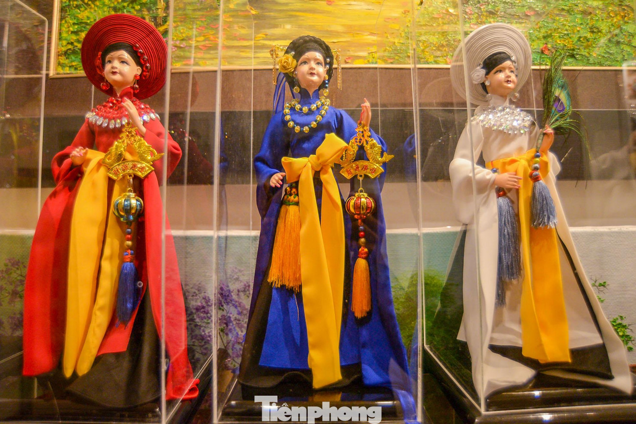 Búp bê mang trang phục áo dài truyền thống với các màu sắc khác nhau.