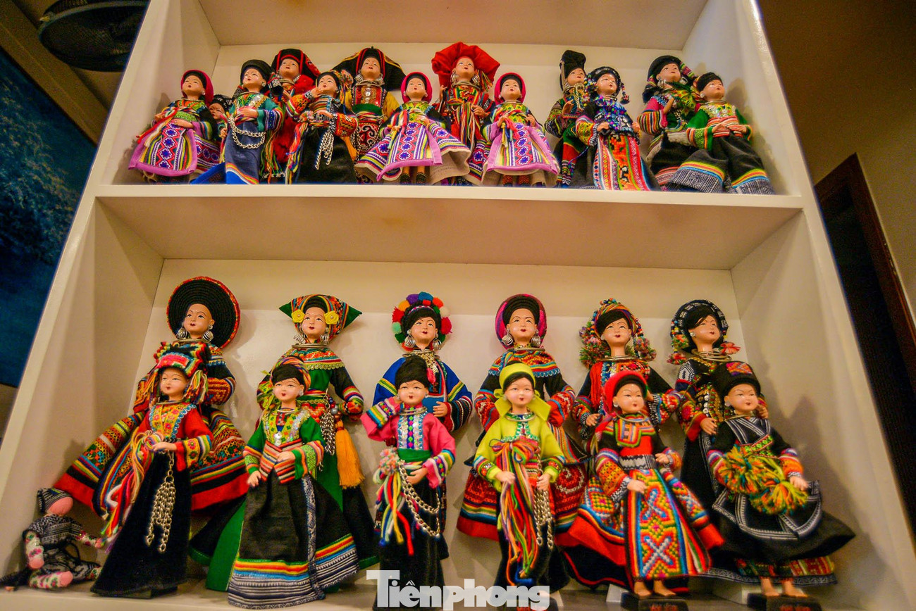 Hàng trăm búp bê trong trang phục dân tộc được sắp xếp kín trên các kệ gỗ khắp căn phòng rộng khoảng 40m2 của họa sĩ Nguyễn Hoàng Anh (quận Hoàng Mai, Hà Nội).