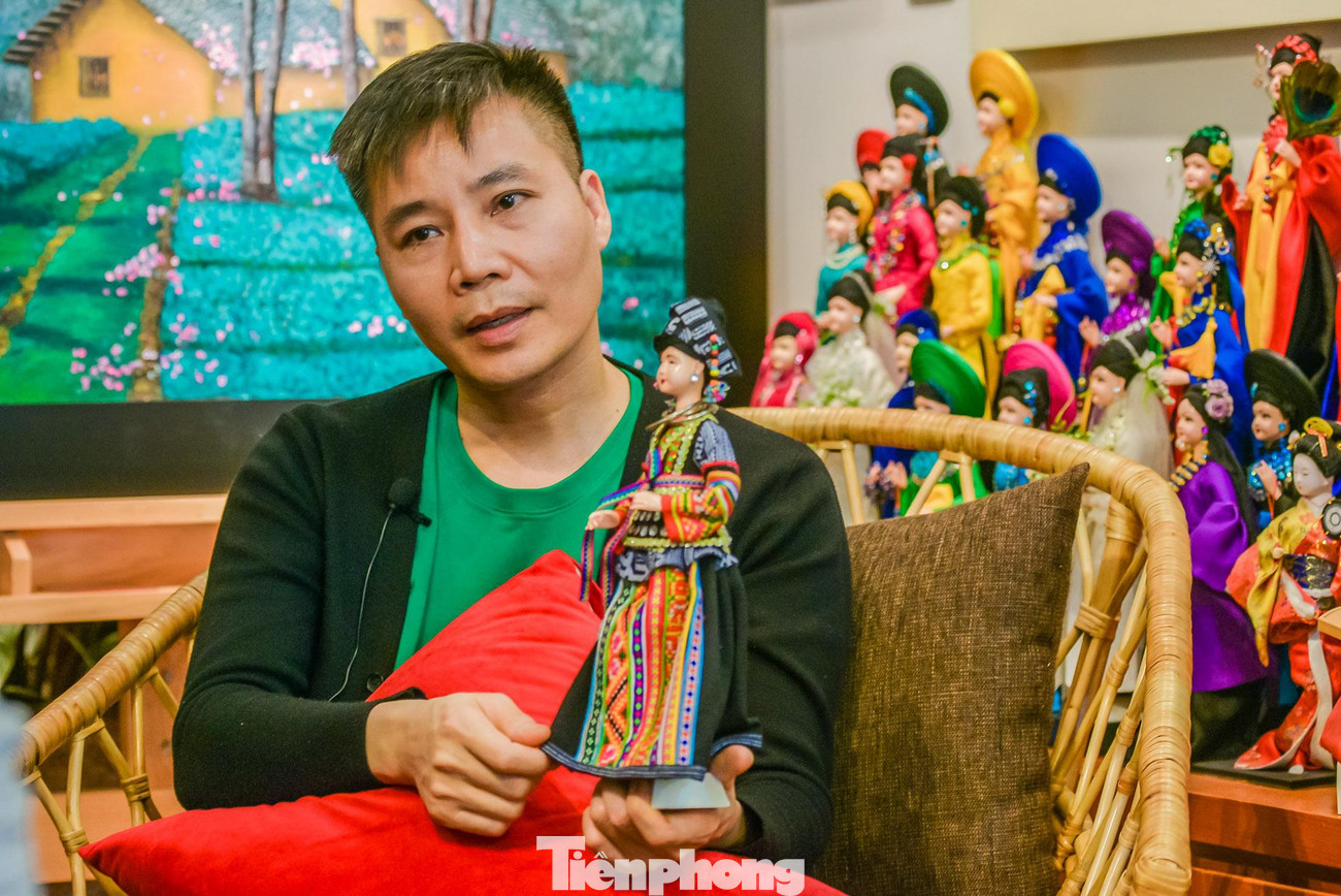 Búp bê được tạo phôi bằng chất liệu composite. Loại chất liệu này vừa bền đẹp lại vừa dễ tạo dáng.