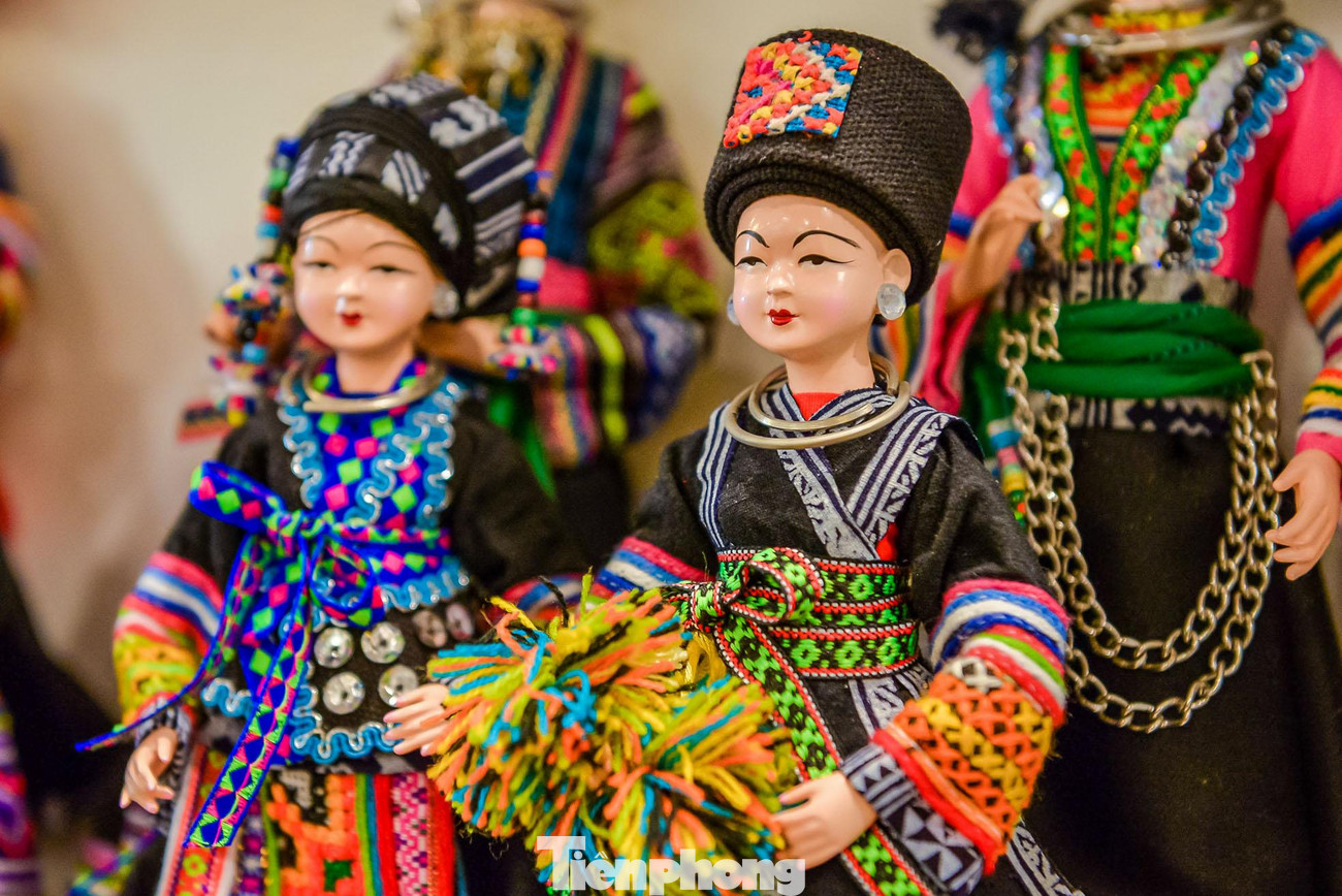 Những bộ trang phục truyền thống được trau chuốt tỉ mỉ đến từng chi tiết.