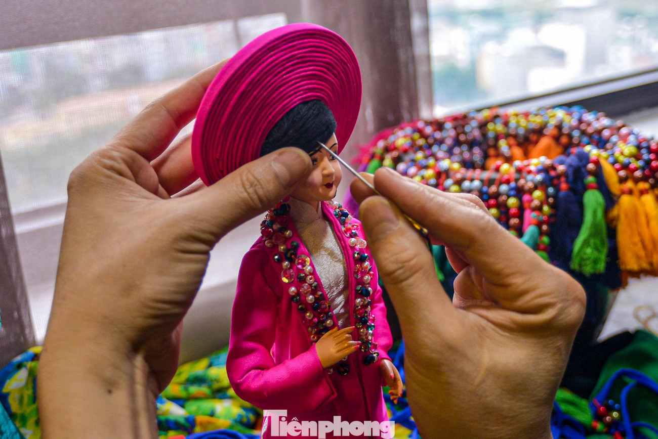 Tạo hình và vẽ nét mặt cho giống với đặc trưng của mỗi dân tộc. Theo anh Hoàng Anh, nét chung nhất trong dáng hình và khuôn mặt của hầu hết phụ nữ dân tộc là khuôn mặt tròn trịa, hồn hậu, mộc mạc.