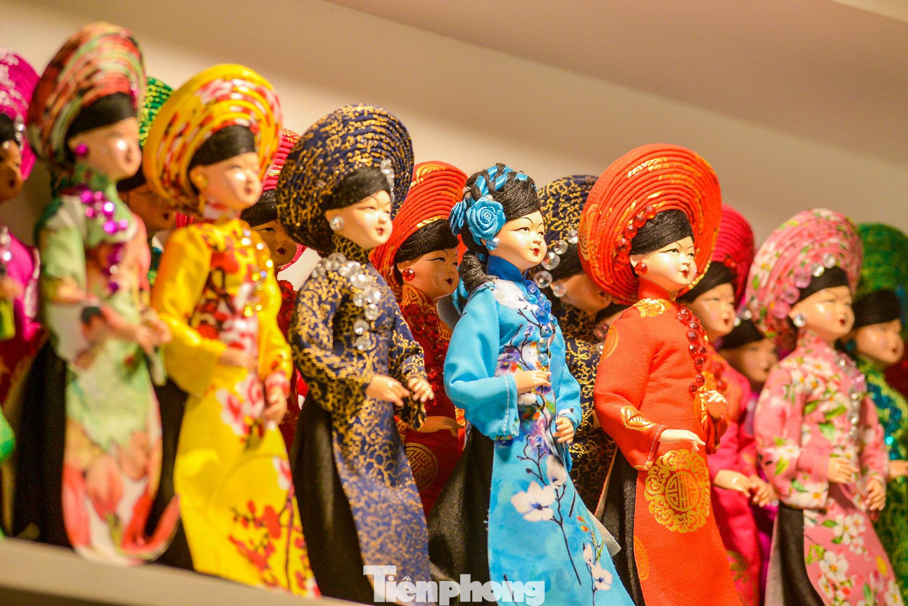 Hiện búp bê của họa sĩ Hoàng Anh có 2 cỡ 25cm và 35cm. Mẫu 35cm sẽ có nhiều chi tiết và có mức giá từ 3,5 - 4 triệu đồng.