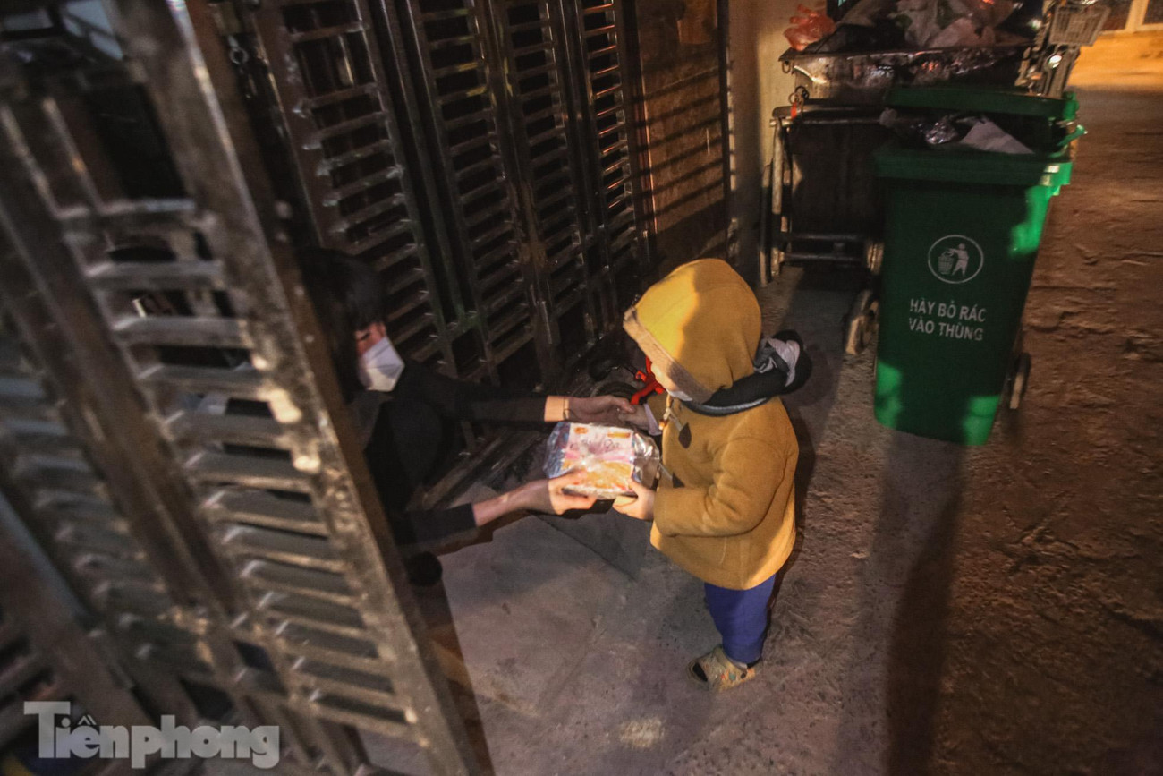 Thương hoàn cảnh hai mẹ con, bé Thóc đi đến đâu đều được người xung quanh cho quà cho bánh. Em bé hai tuổi ngoan ngoãn nhận bánh bằng hai tay, đều biết "vâng", "dạ". Thương hoàn cảnh hai mẹ con, bé Thóc đi đến đâu đều được người xung quanh cho quà cho bánh. Em bé hai tuổi ngoan ngoãn nhận bánh bằng hai tay, đều biết "vâng", "dạ".