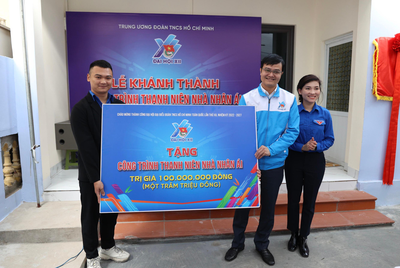 Anh Nguyễn Huy Hoàng – Bí thư Chi đoàn thôn Tô Khê sinh ra và lớn lên trong gia đình có hoàn cảnh khó khăn nhưng vẫn tích cực tham gia hoạt động Đoàn và tình nguyện vì cộng đồng Anh Nguyễn Huy Hoàng – Bí thư Chi đoàn thôn Tô Khê sinh ra và lớn lên trong gia đình có hoàn cảnh khó khăn nhưng vẫn tích cực tham gia hoạt động Đoàn và tình nguyện vì cộng đồng