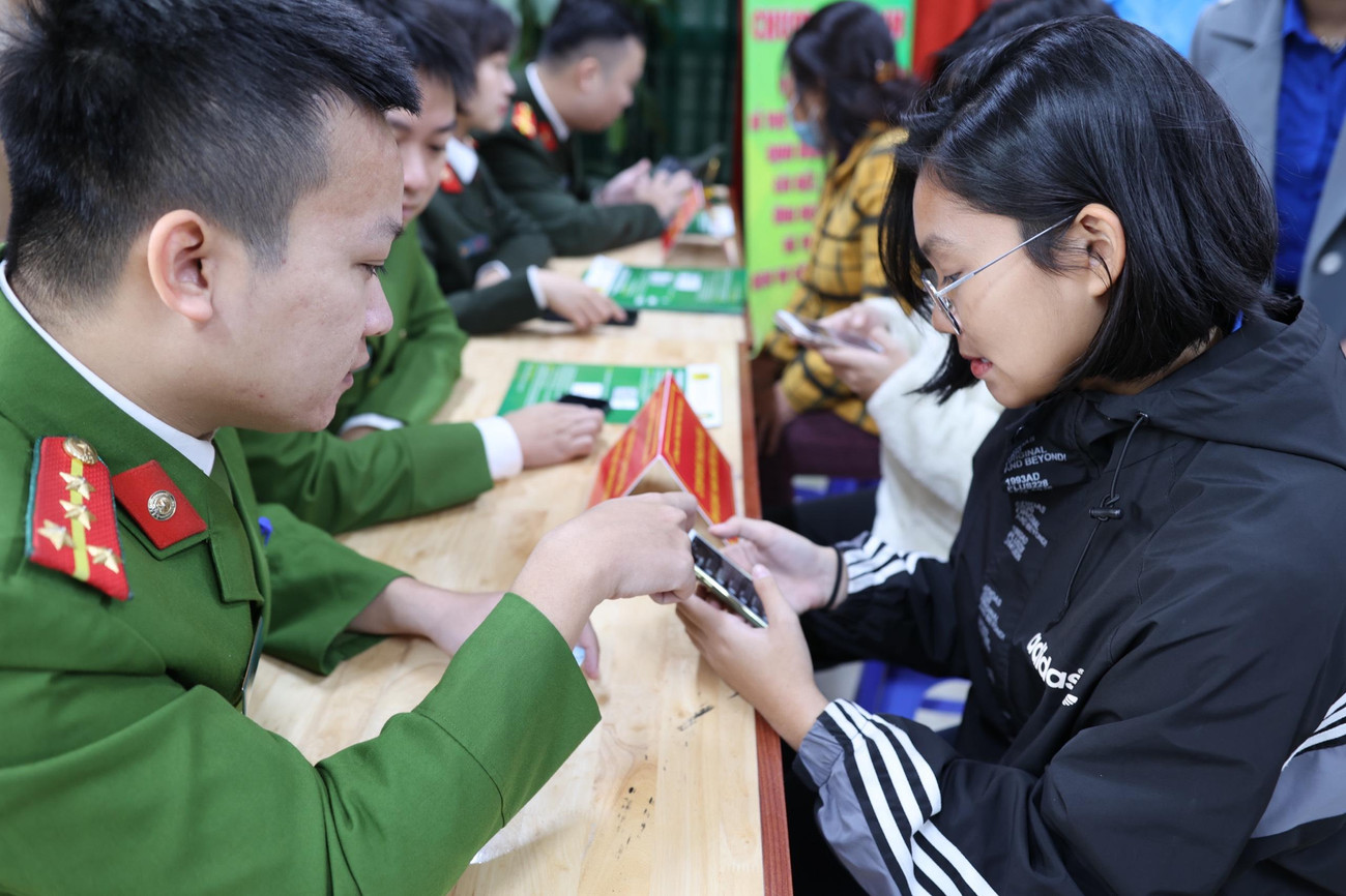 Công an Hà Nội hỗ trợ hướng dẫn người dân thực hiện thủ tục hành chính Công an Hà Nội hỗ trợ hướng dẫn người dân thực hiện thủ tục hành chính