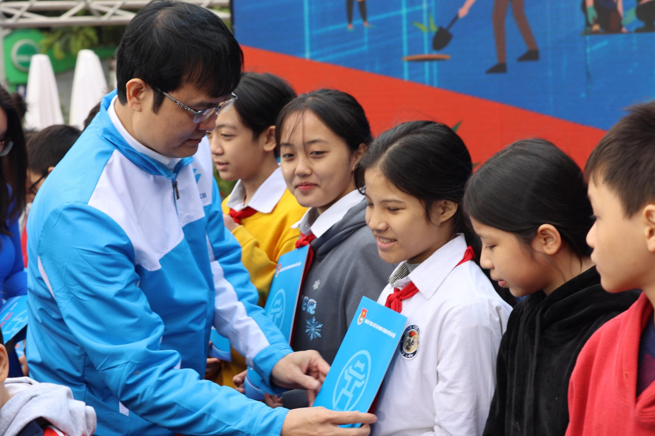 Anh Bùi Quang Huy, Bí thư thứ nhất T.Ư Đoàn tặng học bổng cho học sinh có hoàn cảnh khó khăn Anh Bùi Quang Huy, Bí thư thứ nhất T.Ư Đoàn tặng học bổng cho học sinh có hoàn cảnh khó khăn