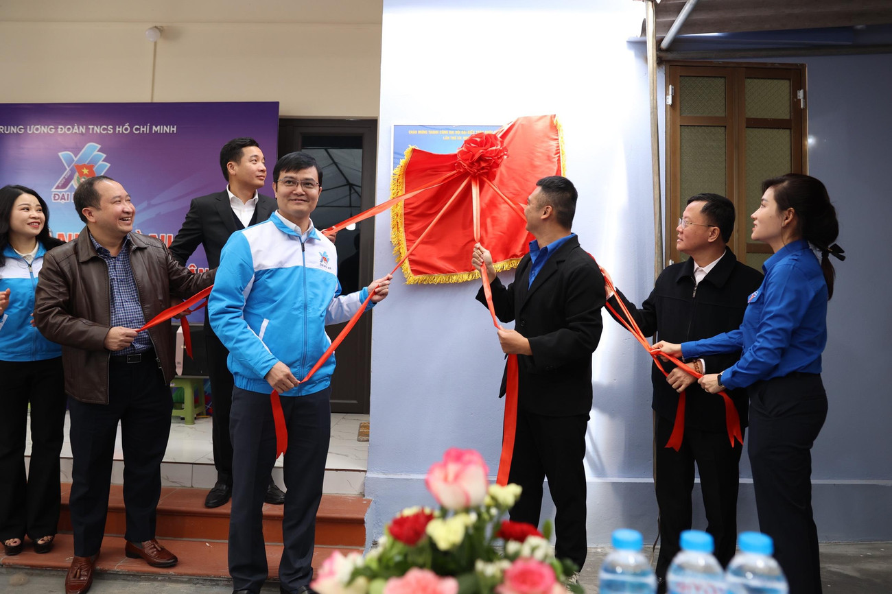 Anh Bùi Quang Huy, Bí thư thứ nhất T.Ư Đoàn và các đại biểu khánh thành ngôi nhà nhân ái cho anh Nguyễn Huy Hoàng – Bí thư Chi đoàn thôn Tô Khê Anh Bùi Quang Huy, Bí thư thứ nhất T.Ư Đoàn và các đại biểu khánh thành ngôi nhà nhân ái cho anh Nguyễn Huy Hoàng – Bí thư Chi đoàn thôn Tô Khê