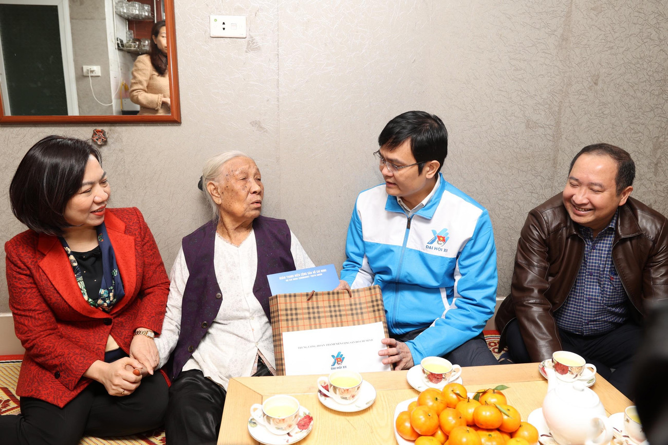 Anh Bùi Quang Huy, Bí thư thứ nhất T.Ư Đoàn thăm, tặng quà Mẹ Việt Nam anh hùng Công Thị Mùi có 2 con trai là liệt sĩ Anh Bùi Quang Huy, Bí thư thứ nhất T.Ư Đoàn thăm, tặng quà Mẹ Việt Nam anh hùng Công Thị Mùi có 2 con trai là liệt sĩ