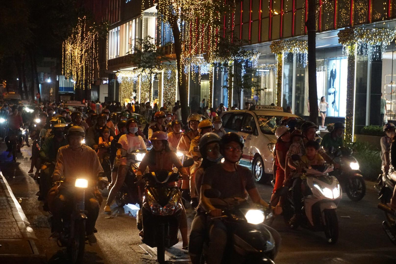 Xe cộ đổ về trung tâm TPHCM mỗi lúc một đông. - Ảnh: Văn Minh Việt Nam bước sang năm mới 2018 ảnh 63
