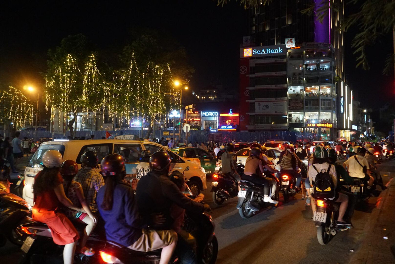Hiện các tuyến đường Hàm Nghi, Pastuer, Lê Lai, Nam Kỳ Khởi Nghĩa,...đang bị ùn ứ. - Ảnh: Văn Minh Việt Nam bước sang năm mới 2018 ảnh 64