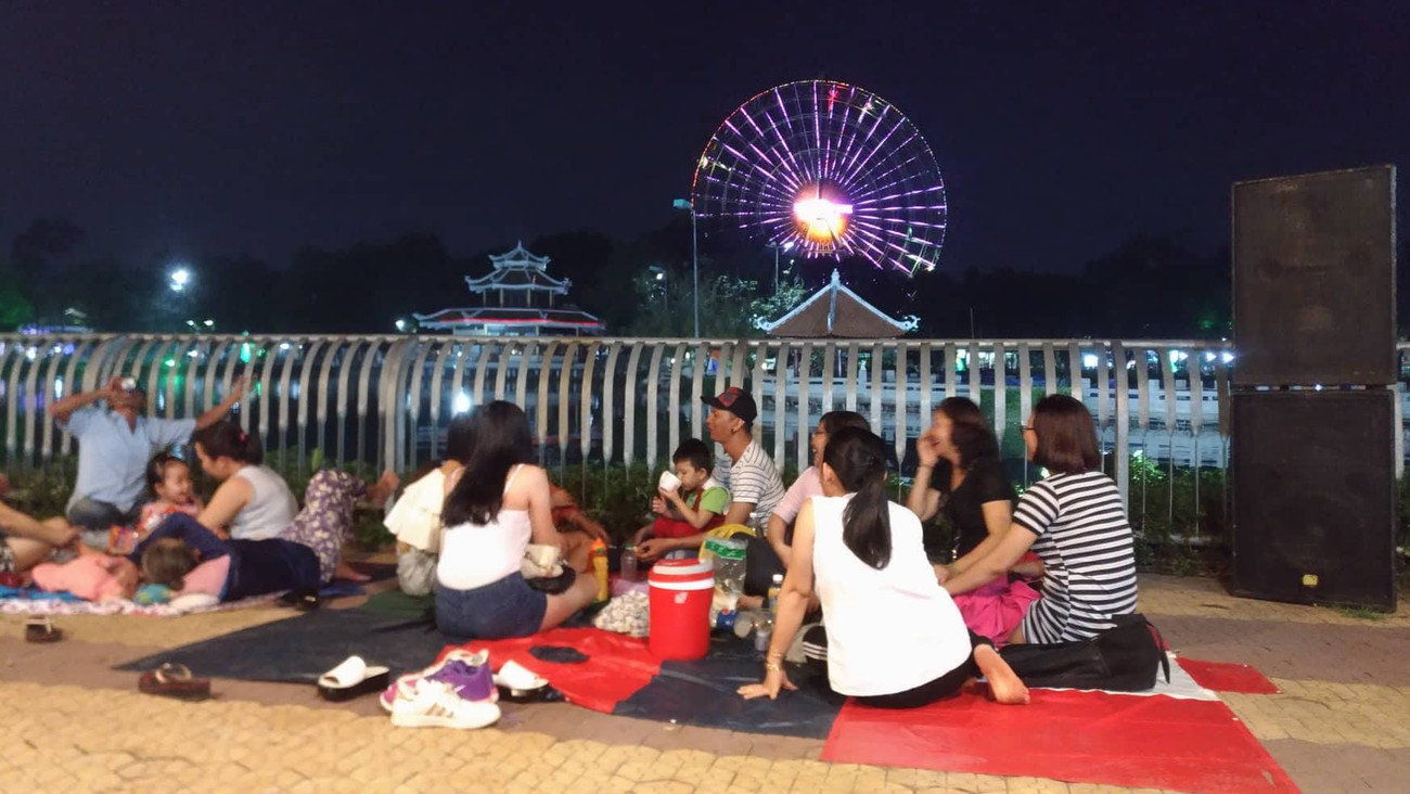 Khoảng 20h, tại khu vực Đầm Sen, quận 11, nhiều người dân đã tập trung vè đây vui chơi, chờ xem pháo hoa Việt Nam bước sang năm mới 2018 ảnh 66