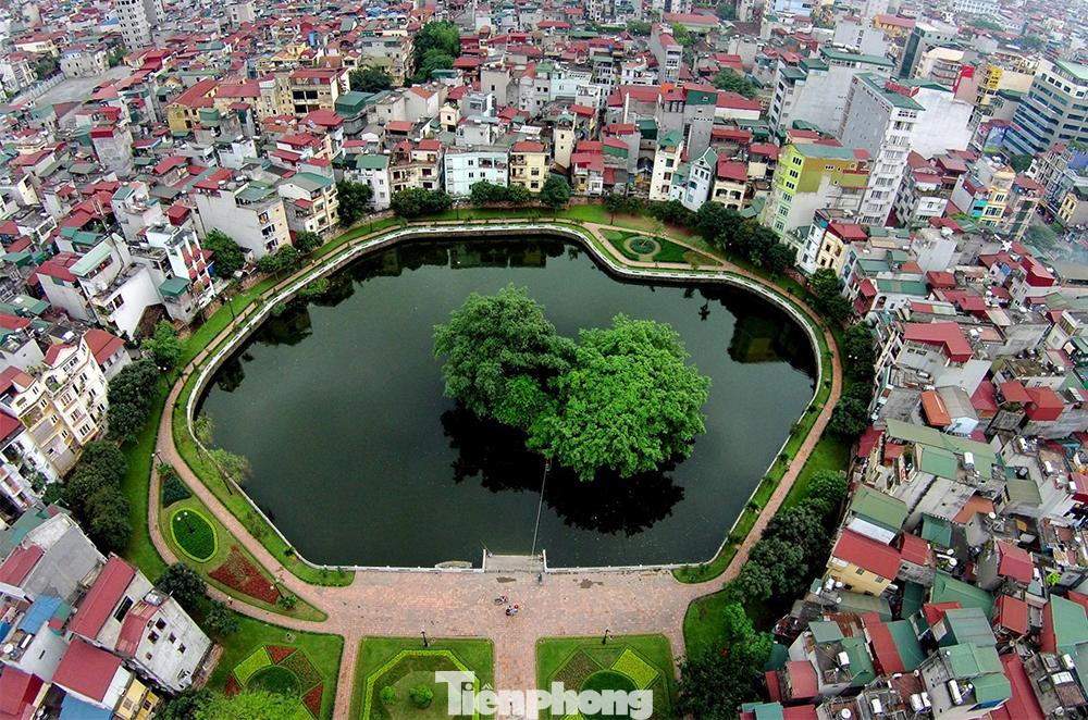 Hồ Văn, nằm gần Văn Miếu Quốc Tử Giám. Không gian rộng, thoáng đãng nên là nơi tham quan, hít thở không khí trong lành của nhiều người dân Hà Nội.