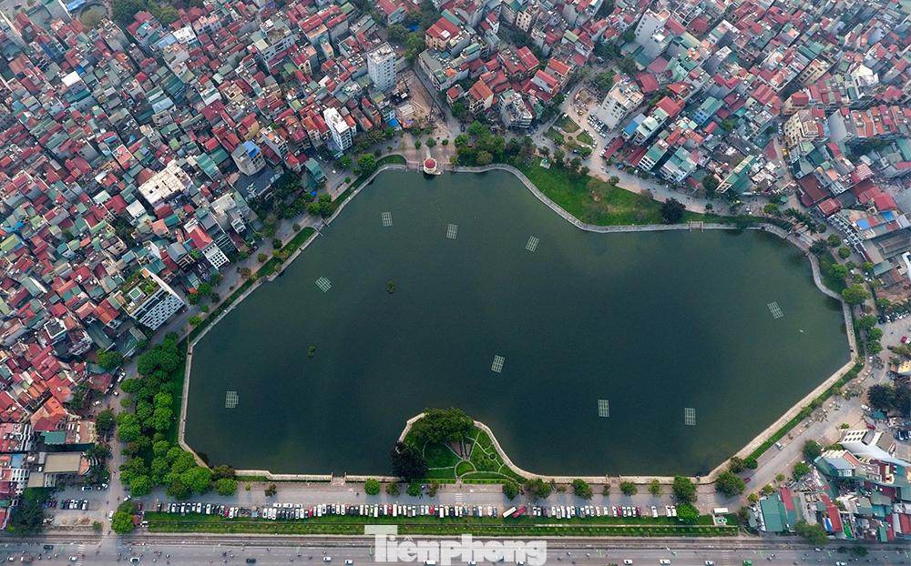 Hồ Ba Mẫu là một hồ nằm cạnh đường Lê Duẩn.Hồ này nằm đối diện với Hồ Bảy Mẫu trong công viên Thống Nhất. Người dân Thủ đô vẫn hay đi dạo, tập thể dục quanh hồ vì không khí tại đây vừa thoáng mát lại xanh tươi.