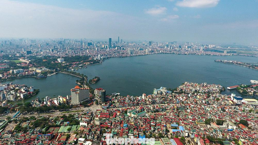 Hồ Tây trước đây còn có các tên gọi khác như: Đầm Xác Cáo, Hồ Kim Ngưu, Lãng Bạc, Dâm Đàm, Đoài Hồ. Đây là một hồ nước tự nhiên lớn nhất ở nội thành Hà Nội, nằm ở quận Tây Hồ. Hồ có diện tích hơn 500 ha với chu vi là khoảng 14,8 km.