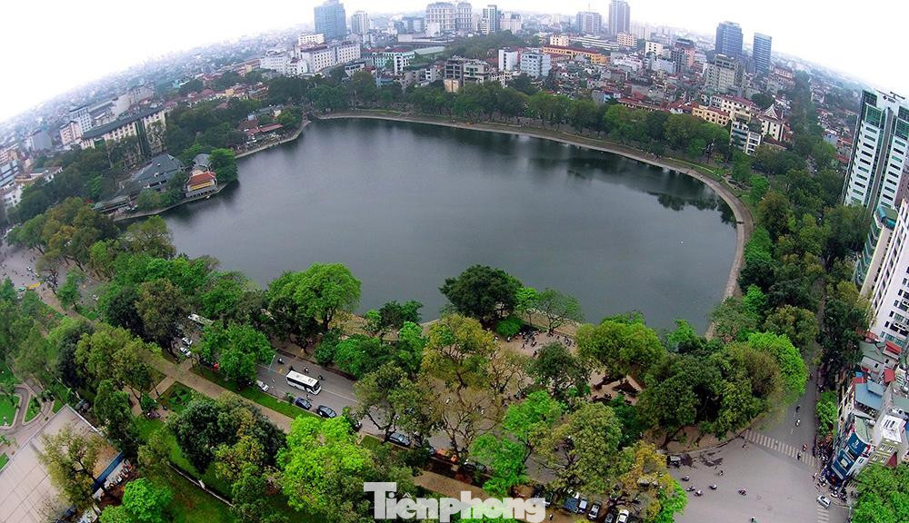 Hồ Thiền Quang hay còn gọi là Hồ Ha-le, ở quận Hai Bà Trưng, Hà Nội. Hồ được bao quanh bởi bốn con đường đầy cây xanh và bóng mát là Nguyễn Du, Trần Bình Trọng, Trần Nhân Tông và Quang Trung.