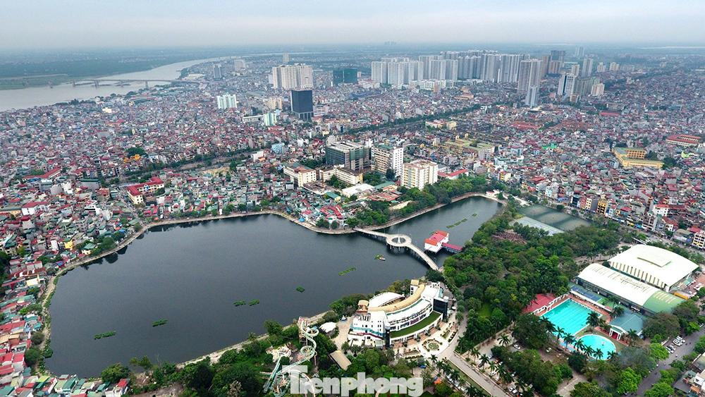 Trên địa bàn phường Thanh Nhàn có hai hồ sinh thái là hồ Võ Thị Sáu và Hồ Quỳnh, đã được cải tạo kè lát sạch đẹp, xây đường bao quanh hồ để nhân dân đi bộ tập thể dục.