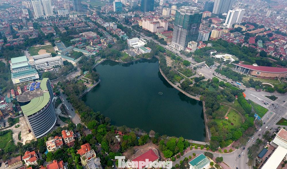 Hồ Nghĩa Tân nằm trong công viên Nghĩa Đô. Công viên này là điểm đến quen thuộc của dân cư khu Nghĩa Tân/Làng Quốc Tế Thăng Long/Chùa Hà/Hoàng Quốc Việt. Thậm chí có rất nhiều người ở Phạm Văn Đồng cũng đến đây tập thể dục và sinh hoạt buổi sáng sớm và chiều tối.
