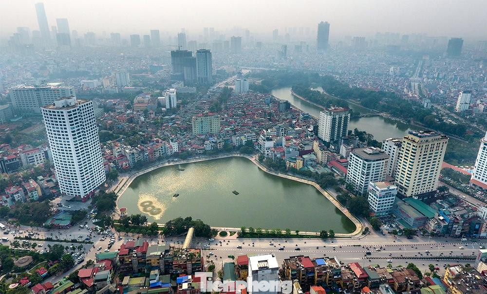 Hồ Ngọc Khánh là một trong những điểm vui chơi công cộng của Hà Nội. Hàng ngày hồ Ngọc Khánh thu hút khá đông người dân đến để ngắm cảnh, nghỉ ngơi.