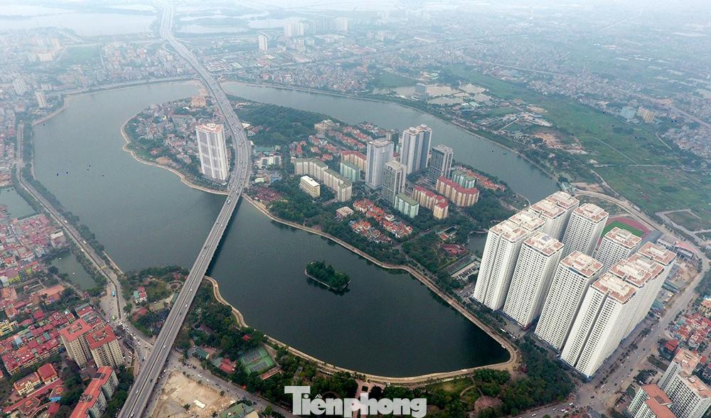 Hồ Linh Đàm là hồ lớn nhất ở quận Hoàng Mai, thành phố Hà Nội. Giữa hồ Linh Đàm có một hòn đảo nhỏ với hệ thống cây xanh bao quanh. Nơi đây nhiều năm trước từng là nơi trú ngụ của hàng chục con cò trắng.