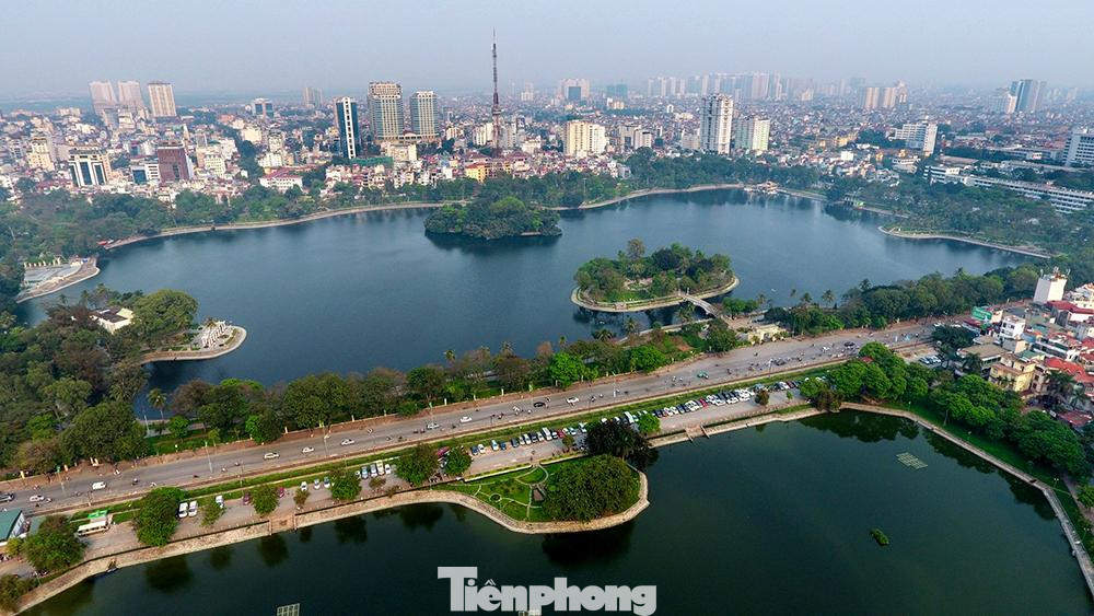 Hồ Bảy Mẫu nằm ở trung tâm, tuy tiếp giáp tới tận 4 mặt phố nhưng công viên lại rất yên tĩnh, thoáng mát, luôn là lựa chọn lý tưởng để thư giãn, vui chơi, sinh hoạt nhóm, hay học tập.