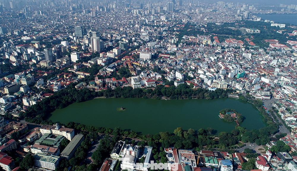 Hồ Hoàn Kiếm hay còn gọi là Hồ Gươm. Đây là một hồ nước ngọt tự nhiên nằm ở trung tâm thành phố Hà Nội có diện tích khoảng 12 ha.