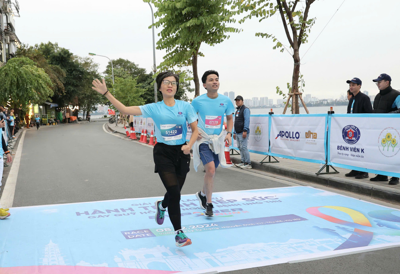 Chị Vũ Hoàng Anh (56 tuổi, Hà Nội) đã điều trị ung thư vú được 3 năm hứng khởi tham gia Giải chạy.