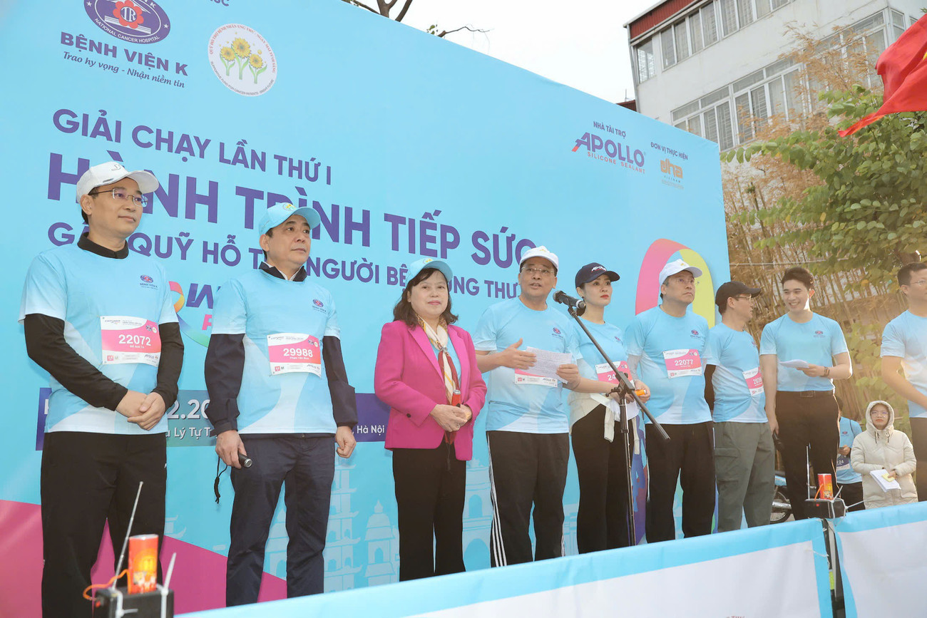 GS.TS Lê Văn Quảng, Giám đốc Bệnh viện K (đứng giữa) phát biểu khai mạc giải chạy sáng 8/12