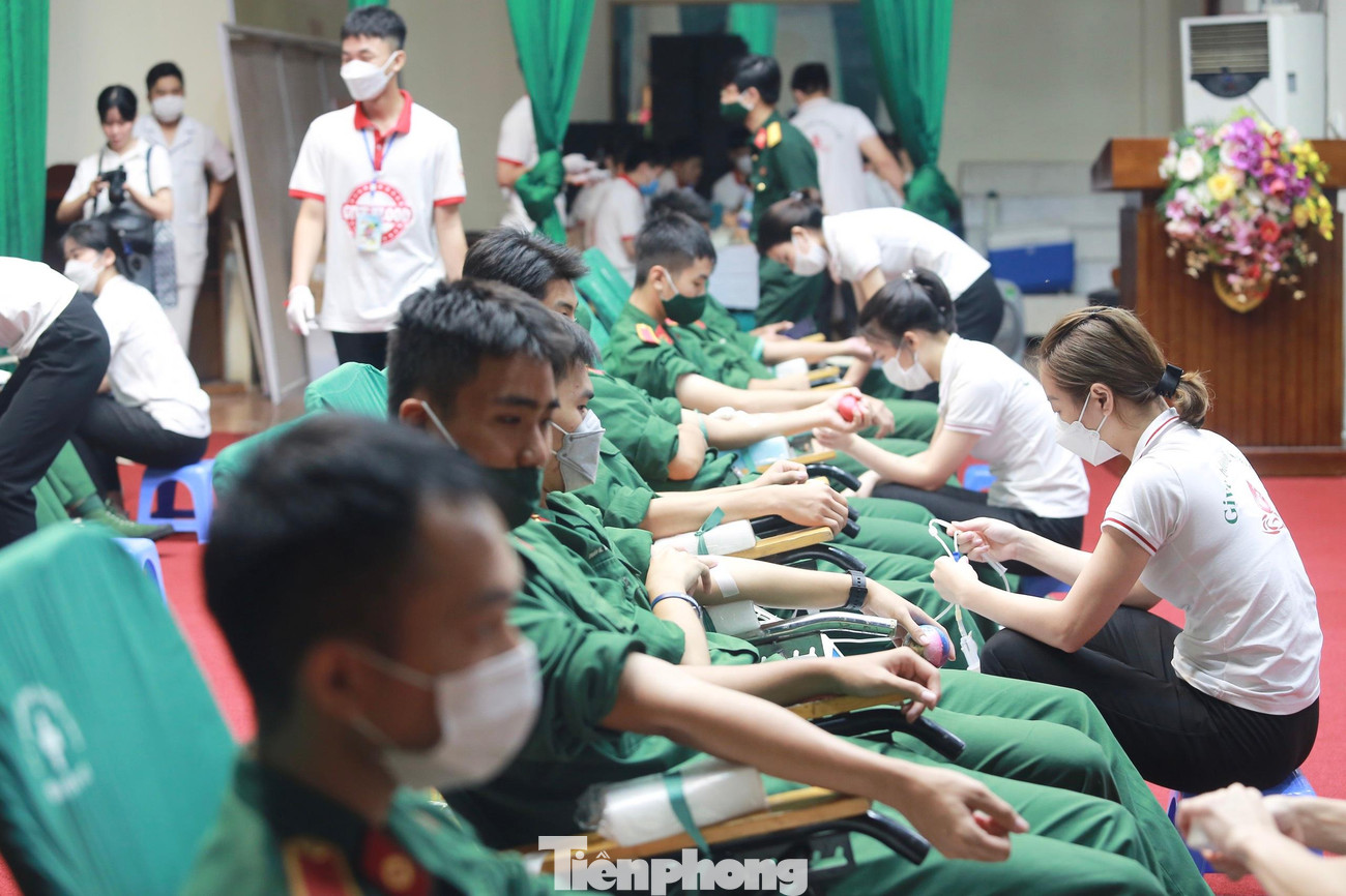 Điều kiện đủ để các học viên có thể đăng ký hiến máu là ≥ 42 kg với nữ và ≥ 45kg với nam; huyết sắc tố ≥ 120 g/l; không bị nhiễm các bệnh lây nhiễm qua đường truyền máu khác (vi rút viêm gan B, vi rút viêm gan C, giang mai…)...