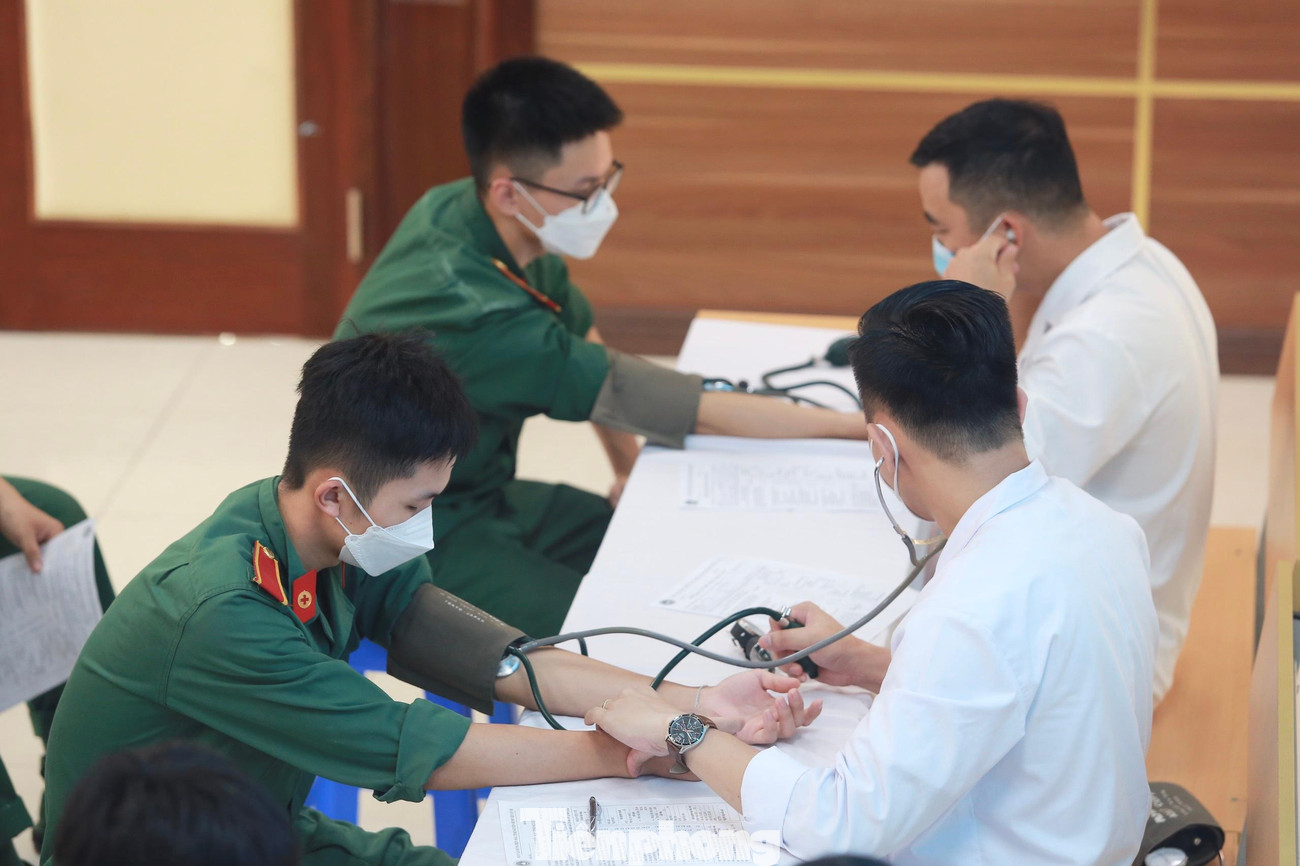 Khám sức khỏe sơ bộ, đo huyết áp trước khi hiến máu.