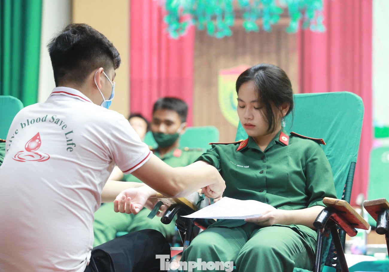 Hiến máu cứu người luôn là một nghĩa cử cao đẹp. Bởi lẽ, người nhận máu không chỉ nhận sự sống mà còn nhận được cả sự sẻ chia, tình cảm, sự quan tâm của toàn xã hội nói chung và người cho máu nói riêng. Những giọt máu quý giá và ấm áp tình người của tuổi trẻ Học viện Quân y hôm nay sẽ tiếp thêm động lực và hy vọng cho nhiều bệnh nhân khác.