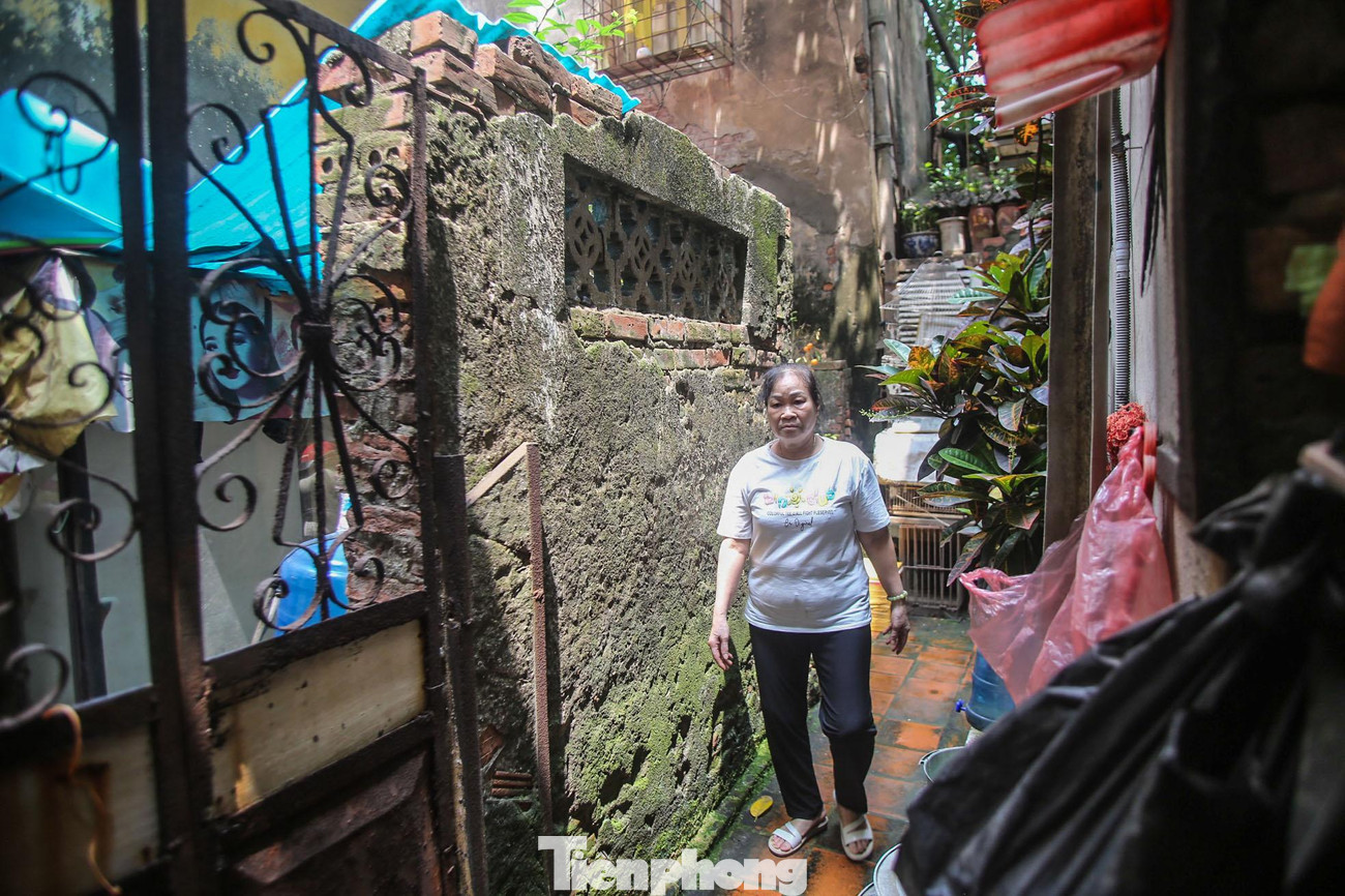 Được biết, trong căn biệt thự có khoảng 7- 8 hộ gia đình sinh sống, trong số này có nhiều hộ cơi nới thêm, phá hỏng hiện trạng căn nhà và gây nguy hiểm. Mỗi căn hộ rộng chỉ khoảng 20m2, đều chung tình trạng chật hẹp, ẩm mốc, nhiều chuột và gián.