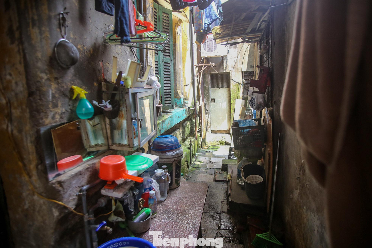 Không gian sống bí bách trong căn biệt thự cũ.