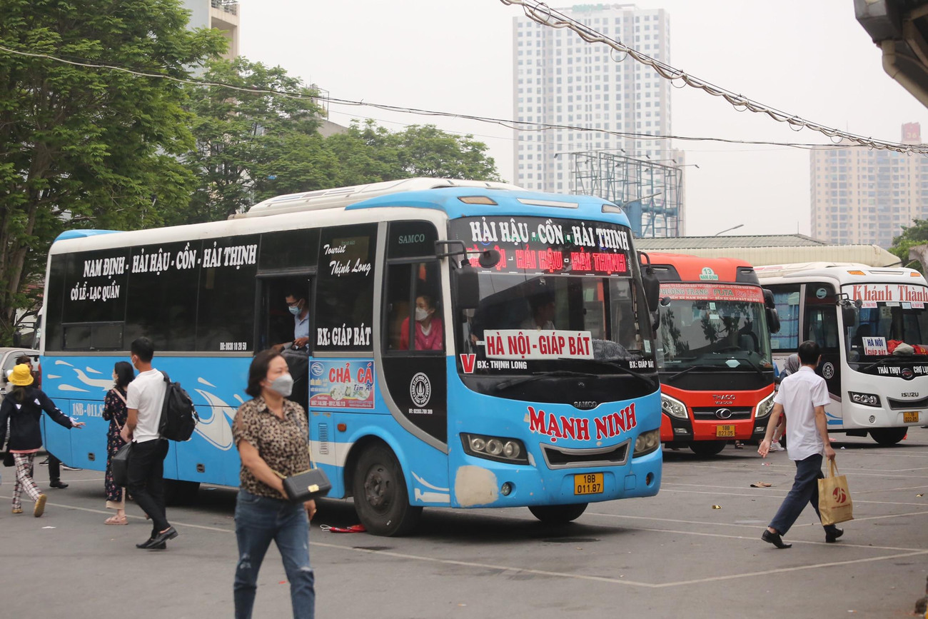 Ghi nhận tại bến xe Giáp Bát (Hà Nội) chiều 11/4, không khí khá nhộn nhịp với những chuyến xe đưa người từ các địa phương trở lại Hà Nội.