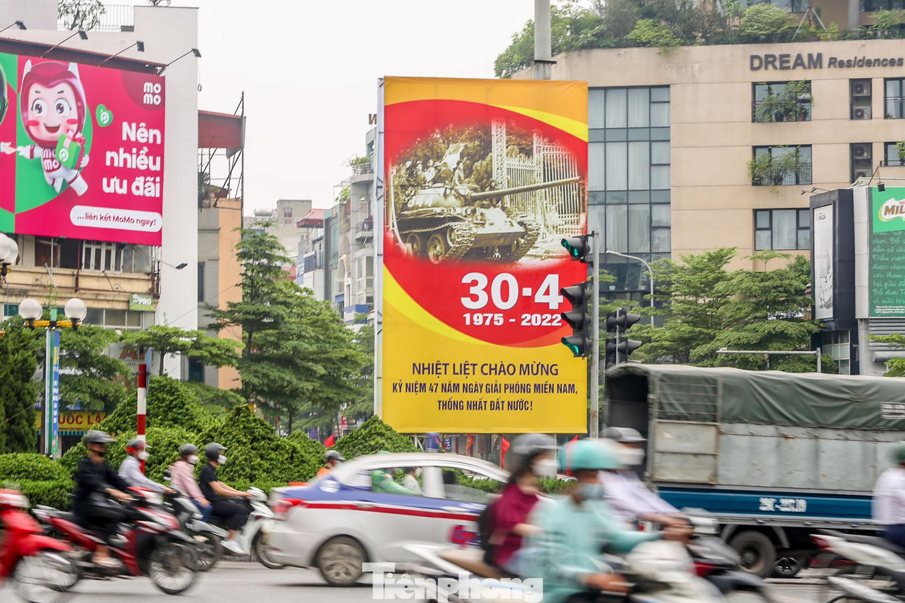 Hướng tới chuẩn bị cho các ngày lễ lớn, từ cuối tháng Tư, trên các tuyến phố chính của thành phố Hà Nội, nhiều hoạt động trang trí, tuyên truyền, cổ động trực quan đã được thực hiện. Hướng tới chuẩn bị cho các ngày lễ lớn, từ cuối tháng Tư, trên các tuyến phố chính của thành phố Hà Nội, nhiều hoạt động trang trí, tuyên truyền, cổ động trực quan đã được thực hiện.