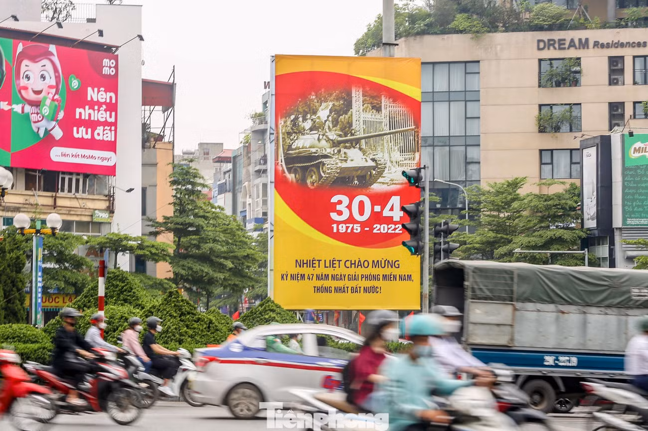 Hướng tới chuẩn bị cho các ngày lễ lớn, từ cuối tháng Tư, trên các tuyến phố chính của thành phố Hà Nội, nhiều hoạt động trang trí, tuyên truyền, cổ động trực quan đã được thực hiện.