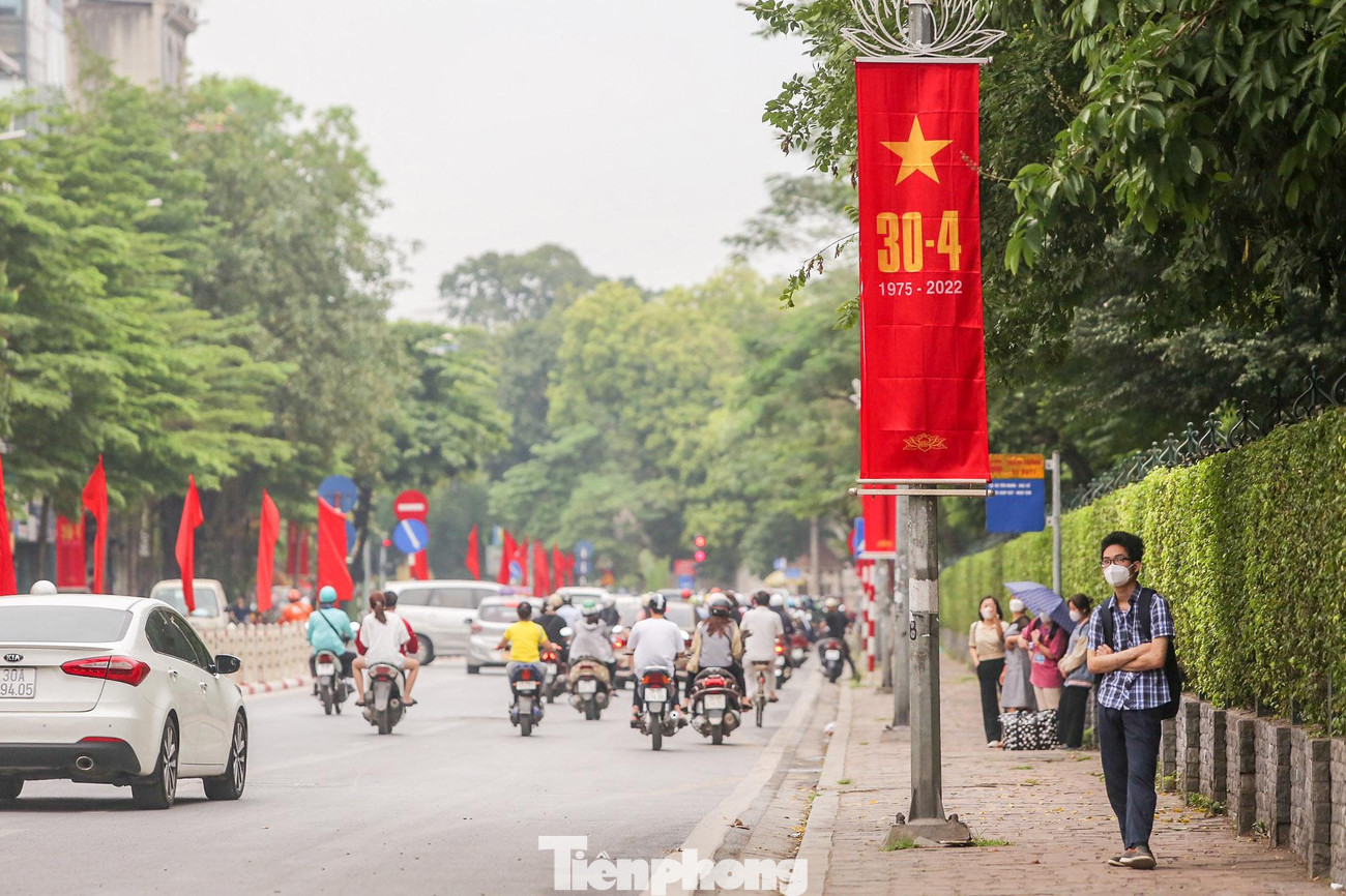 Băng rôn được treo trên đầu phố Tôn Đức Thắng Băng rôn được treo trên đầu phố Tôn Đức Thắng