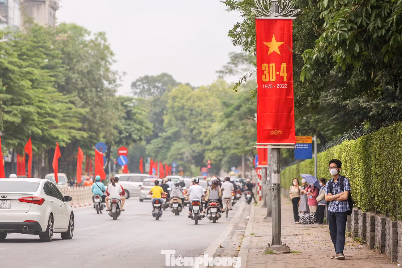 Băng rôn được treo trên đầu phố Tôn Đức Thắng