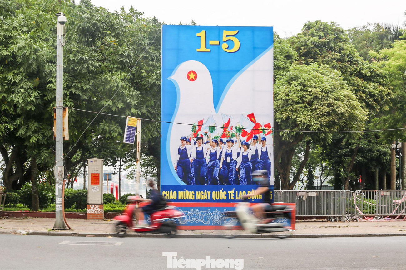 Pano tranh cổ động tại ngã tư Thụy Khuê - Thanh Niên. Pano tranh cổ động tại ngã tư Thụy Khuê - Thanh Niên.