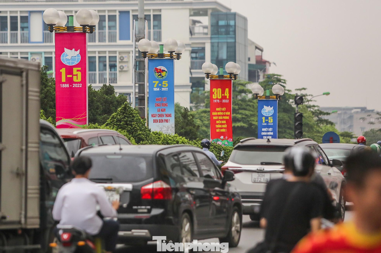 Ghi nhận trên các tuyến phố của Hà Nội như Đinh Tiên Hoàng, Điện Biên Phủ, Quang Trung, Giảng Võ, Lê Hồng Phong, Thanh Niên... đều rực rỡ sắc đỏ của màu cờ, băng rôn, khẩu hiệu, tranh cổ động, pano lớn... khiến phố phường thêm đẹp, sinh động hơn. Ghi nhận trên các tuyến phố của Hà Nội như Đinh Tiên Hoàng, Điện Biên Phủ, Quang Trung, Giảng Võ, Lê Hồng Phong, Thanh Niên... đều rực rỡ sắc đỏ của màu cờ, băng rôn, khẩu hiệu, tranh cổ động, pano lớn... khiến phố phường thêm đẹp, sinh động hơn.