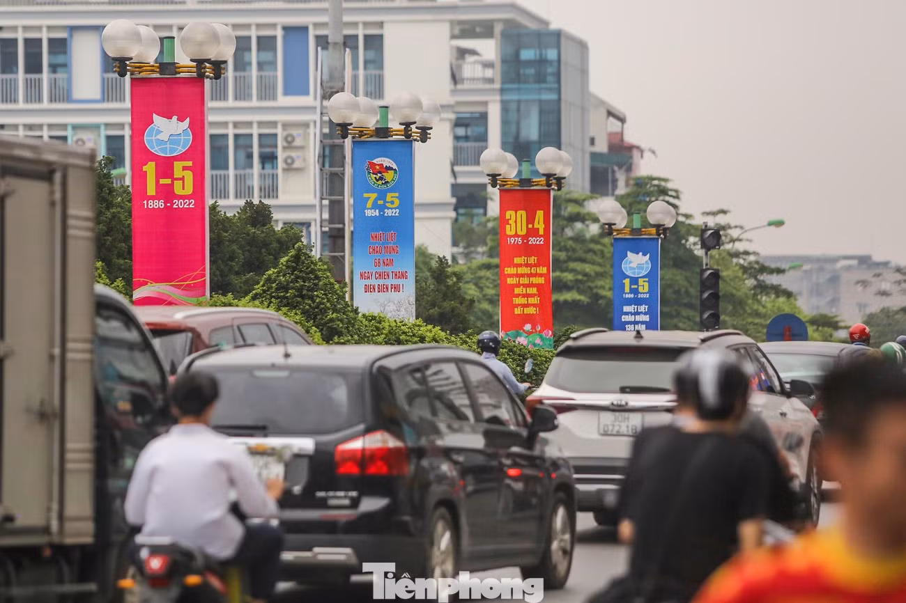 Ghi nhận trên các tuyến phố của Hà Nội như Đinh Tiên Hoàng, Điện Biên Phủ, Quang Trung, Giảng Võ, Lê Hồng Phong, Thanh Niên... đều rực rỡ sắc đỏ của màu cờ, băng rôn, khẩu hiệu, tranh cổ động, pano lớn... khiến phố phường thêm đẹp, sinh động hơn.