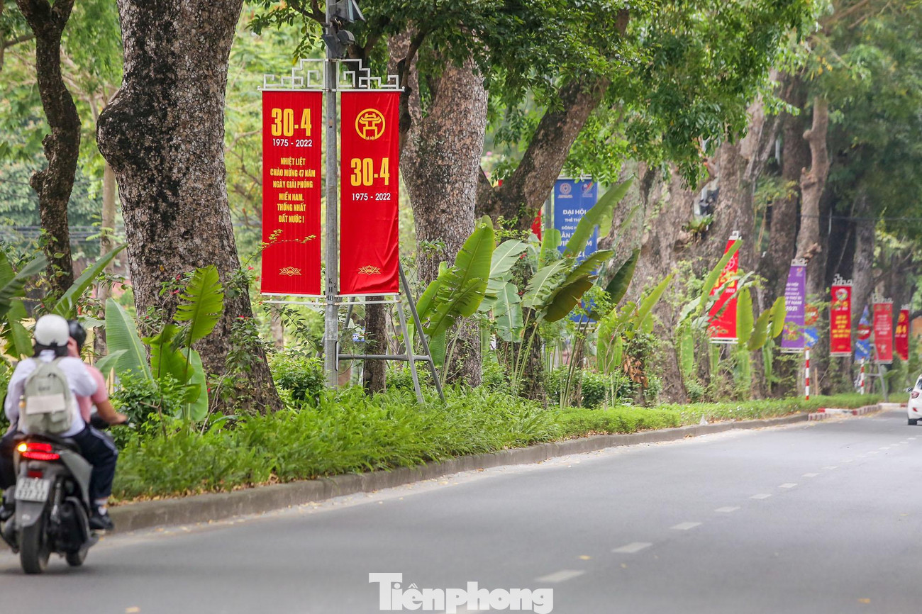 Dịp kỷ niệm 30/4-1/5 năm nay diễn ra vào thời điểm Thủ đô vừa bước vào trạng thái "bình thường mới" khiến người dân Thủ đô hào hứng hơn đón những ngày lễ lớn. Dịp kỷ niệm 30/4-1/5 năm nay diễn ra vào thời điểm Thủ đô vừa bước vào trạng thái "bình thường mới" khiến người dân Thủ đô hào hứng hơn đón những ngày lễ lớn.