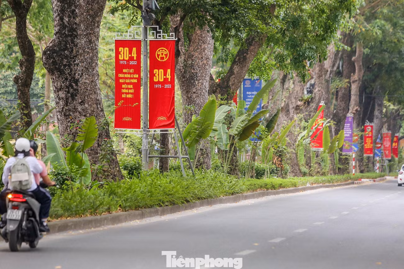 Dịp kỷ niệm 30/4-1/5 năm nay diễn ra vào thời điểm Thủ đô vừa bước vào trạng thái "bình thường mới" khiến người dân Thủ đô hào hứng hơn đón những ngày lễ lớn.