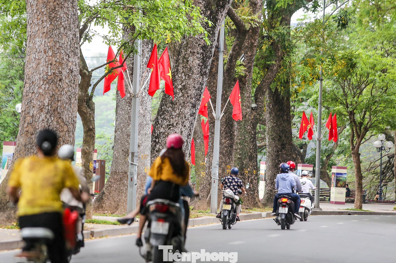 Khu vực xung quanh hồ Hoàn Kiếm được trang trí cờ hoa. Khu vực xung quanh hồ Hoàn Kiếm được trang trí cờ hoa.