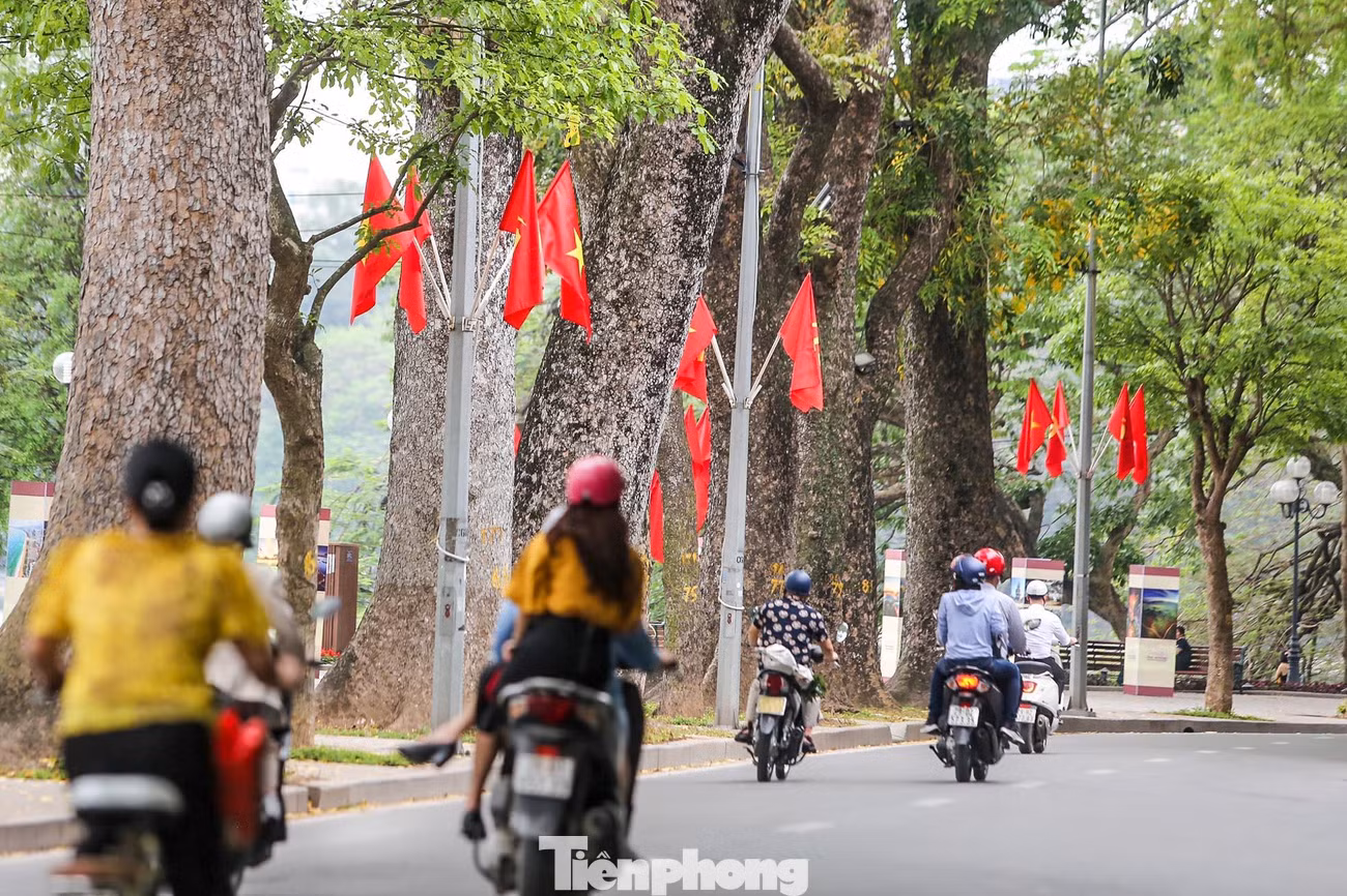 Khu vực xung quanh hồ Hoàn Kiếm được trang trí cờ hoa.