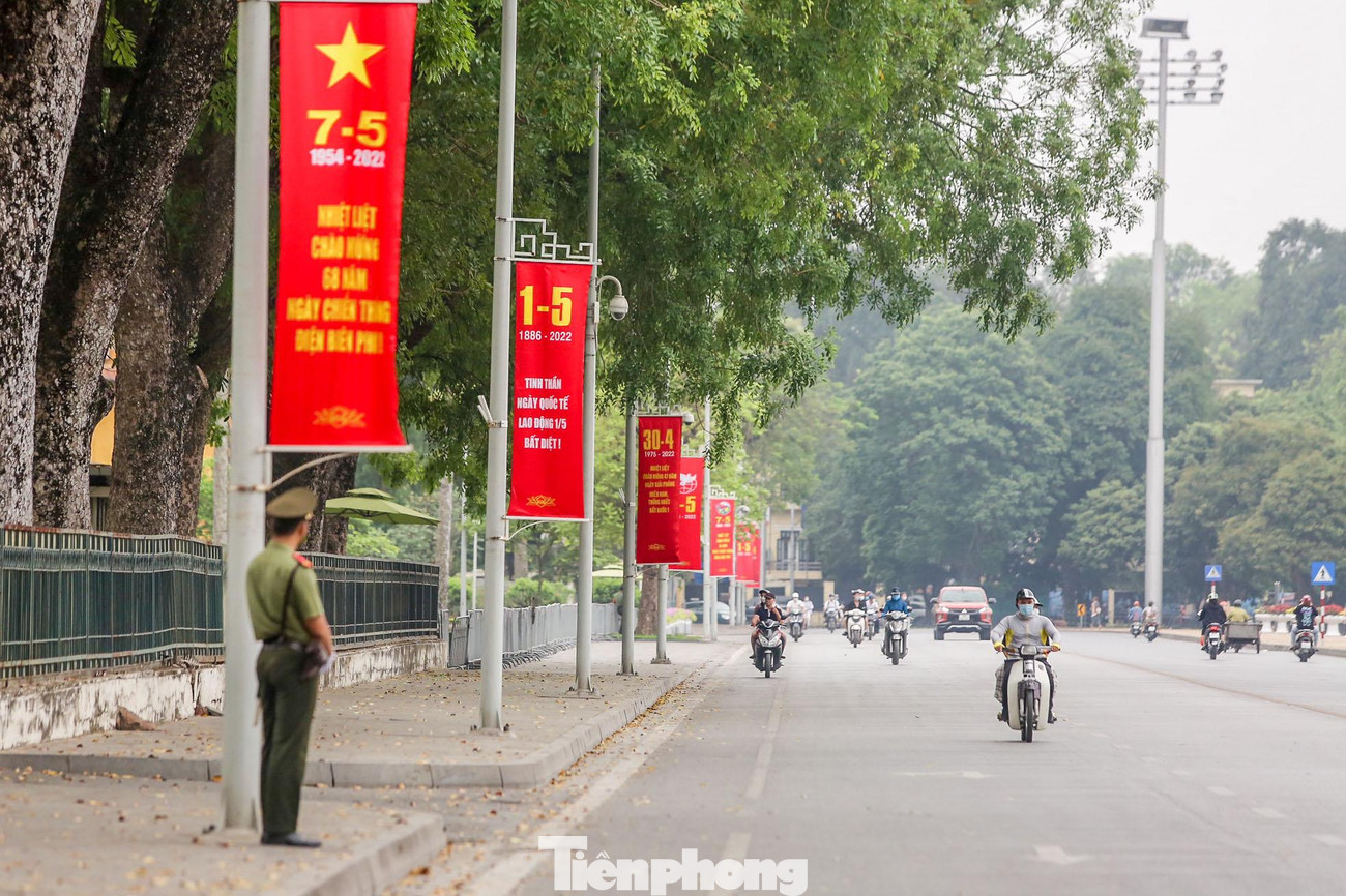 Hàng nghìn băng rôn đậm sắc đỏ treo dọc các tuyến đường chính và khu vực trung tâm nhằm kỷ niệm Ngày giải phóng miền Nam, thống nhất đất nước, Ngày Quốc tế lao động 1/5 và Ngày chiến thắng Điện Biên Phủ. Hàng nghìn băng rôn đậm sắc đỏ treo dọc các tuyến đường chính và khu vực trung tâm nhằm kỷ niệm Ngày giải phóng miền Nam, thống nhất đất nước, Ngày Quốc tế lao động 1/5 và Ngày chiến thắng Điện Biên Phủ.