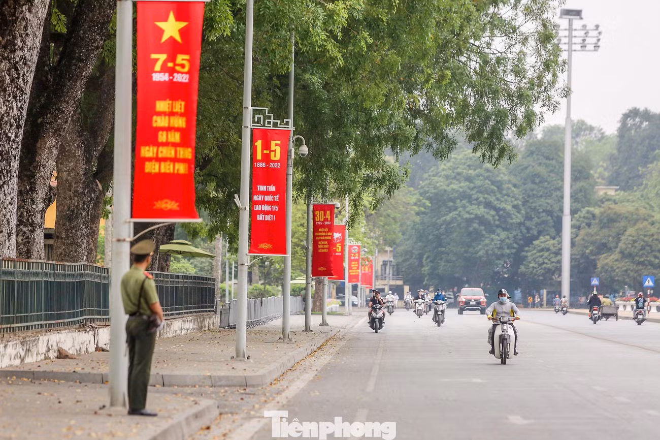 Hàng nghìn băng rôn đậm sắc đỏ treo dọc các tuyến đường chính và khu vực trung tâm nhằm kỷ niệm Ngày giải phóng miền Nam, thống nhất đất nước, Ngày Quốc tế lao động 1/5 và Ngày chiến thắng Điện Biên Phủ.