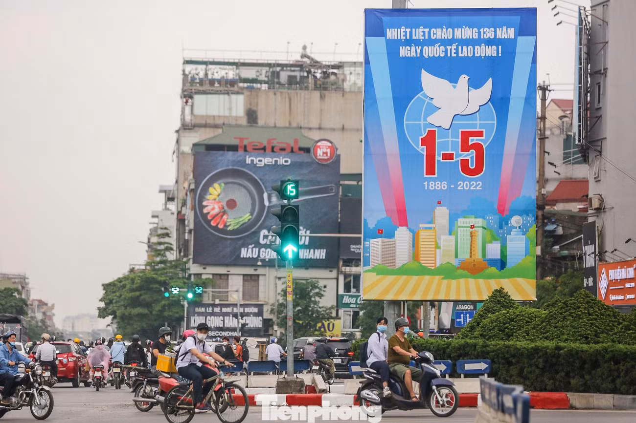 Pano 2 mặt lớn được trang trí trên nhiều dải phân cách các tuyến phố, vùng ven cửa ngõ của Hà Nội.