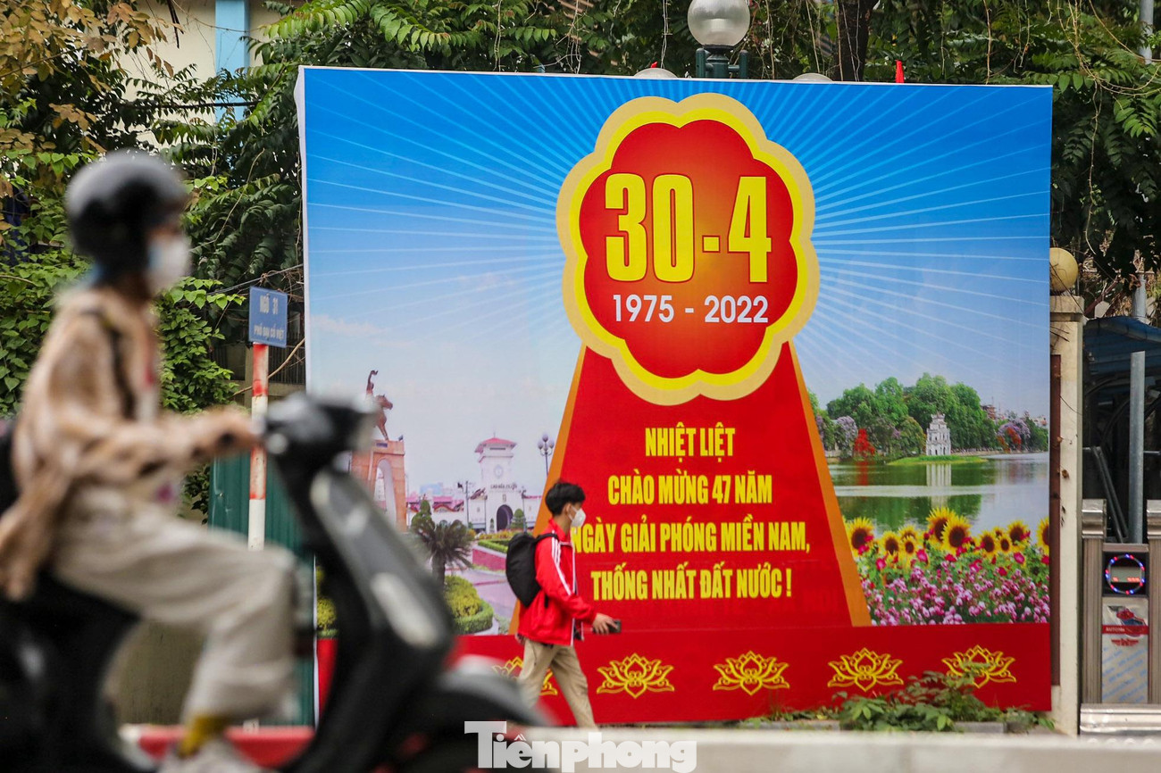 Một tấm áp phích khổ lớn với khẩu hiệu “Nhiệt liệt chào mừng 47 năm Ngày Giải phóng miền Nam, thống nhất đất nước” trên phố Đại Cồ Việt. Một tấm áp phích khổ lớn với khẩu hiệu “Nhiệt liệt chào mừng 47 năm Ngày Giải phóng miền Nam, thống nhất đất nước” trên phố Đại Cồ Việt.